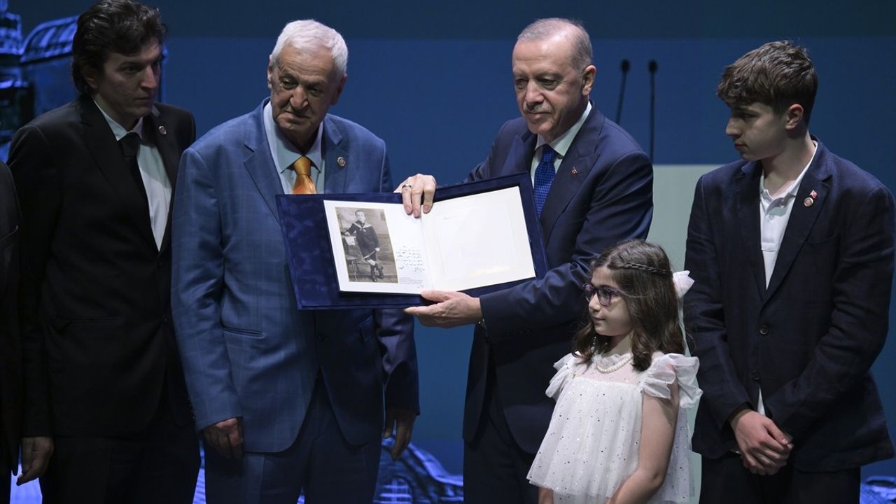 Cumhurbaşkanı Erdoğan, 'Bir Şiir Bir Hayat Canım İstanbul' Programında Konuştu