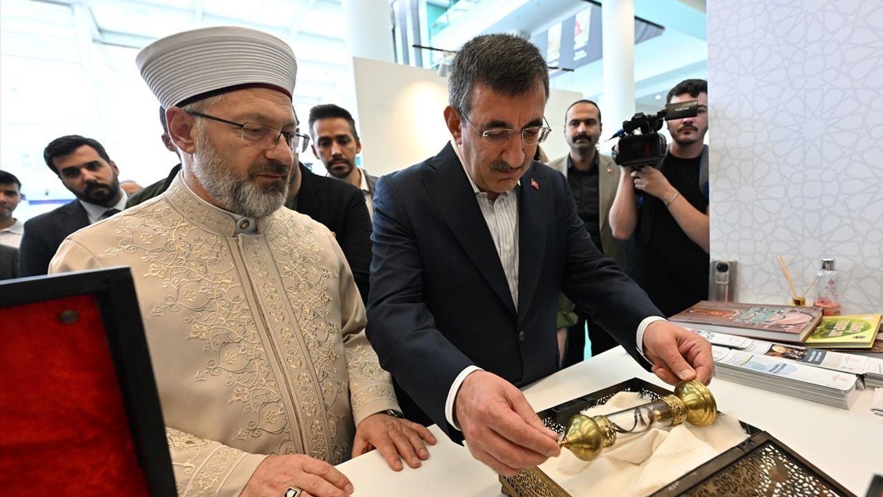 Cumhurbaşkanı Yardımcısı Cevdet Yılmaz, Uluslararası İslam Sanatları Fuarı’nı Ziyaret Etti