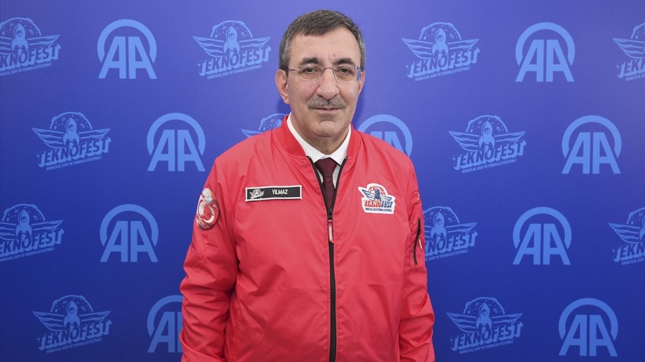 Cumhurbaşkanı Yardımcısı Yılmaz, TEKNOFEST KKTC'de Anadolu Ajansı Standını Ziyaret Etti