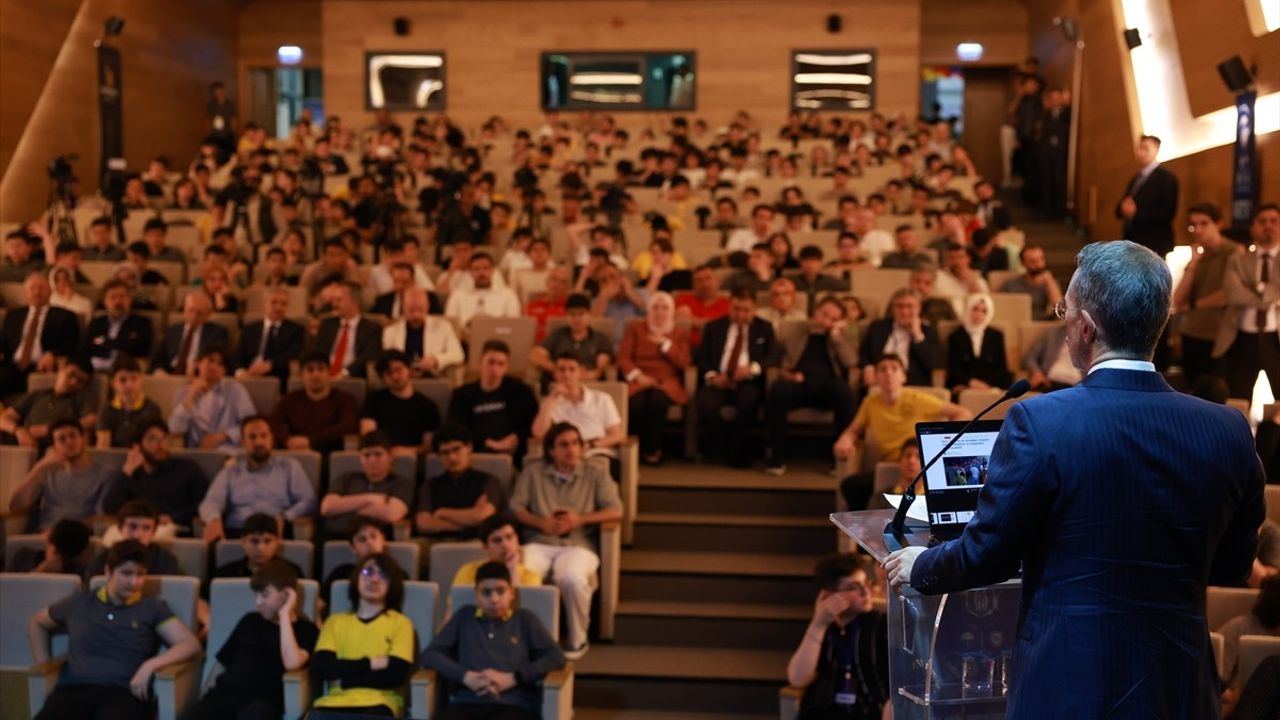 Cumhurbaşkanlığı İletişim Başkanı Altun, Dezenformasyon Tehdidini Aile Yılında Veli Sempozyumu'nda Vurguladı