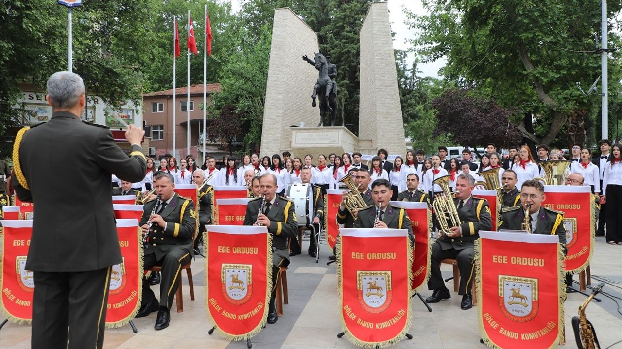 Denizli'de Askeri Bando ve Lise Öğrencileri Ortak Konser Verdi