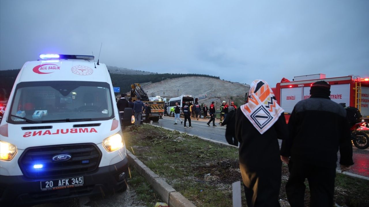 Denizli'de Servis Minibüsü Otomobile Çarptı: 18 Yaralı