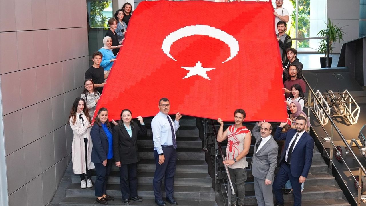 Dev Türk Bayrağı İTÜ'de Sergileniyor