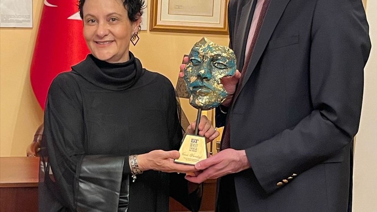 Devlet Tiyatroları'nın 'Medea Material' Oyunu St. Petersburg'ta Büyüledi