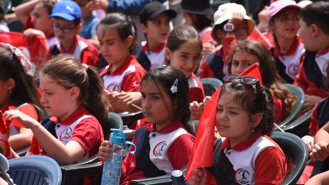 Devlet Tiyatroları 'Vagon Sahne' Projesi ile Afyonkarahisar'da Öğrencilerle Buluştu