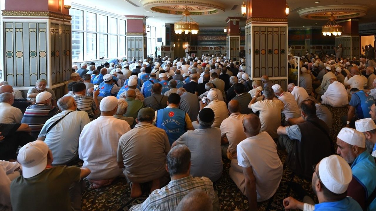 Diyanet İşleri Başkanı Erbaş, Mekke'de Türk Hacı Adaylarıyla Buluştu