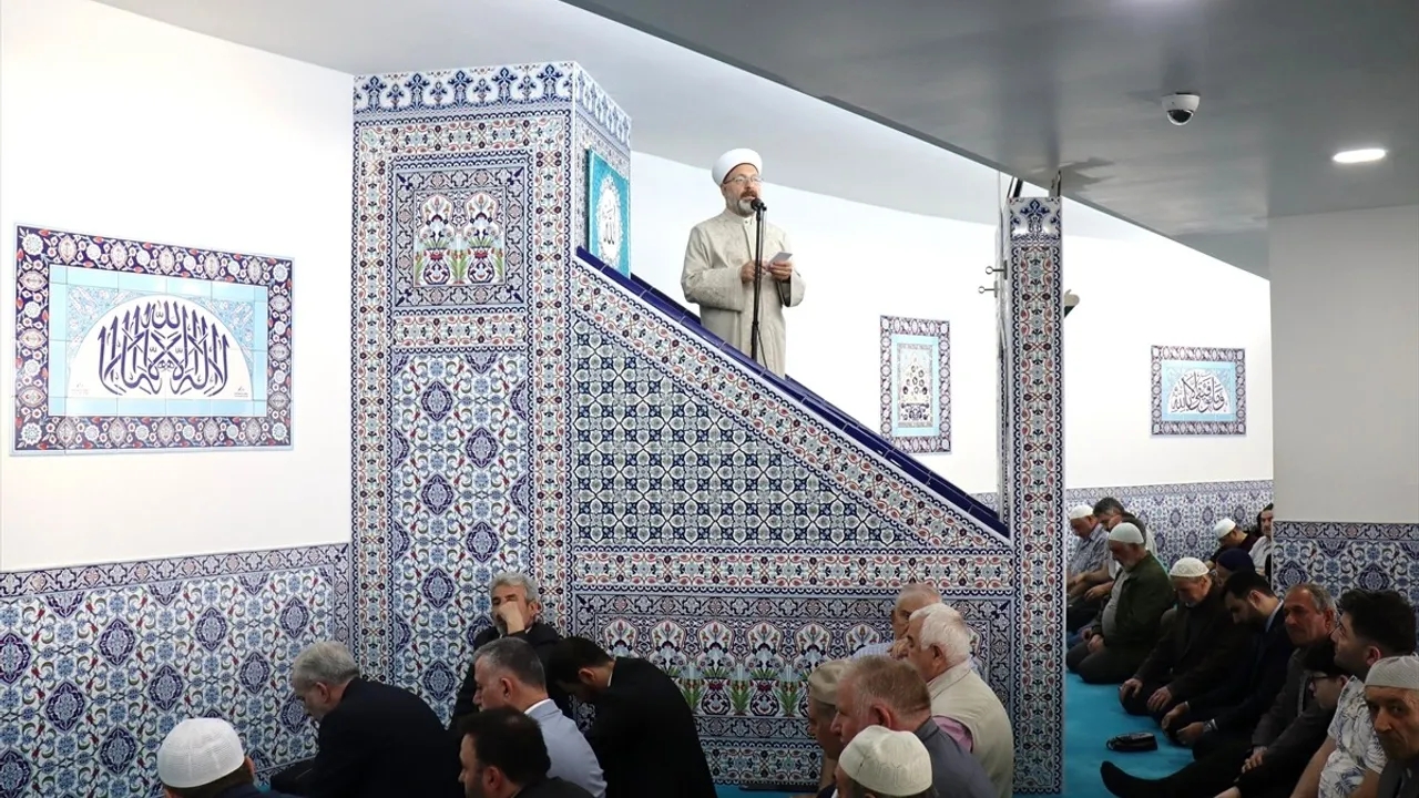 Diyanet İşleri Başkanı Erbaş Viyana'da Cuma Hutbesi Verdi