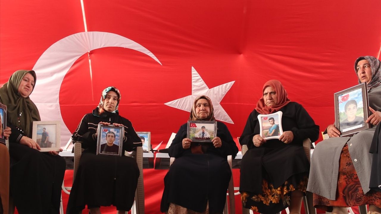 Diyarbakır Anneleri, Evlatlarına Kavuşmak İçin Nöbet Tutmaya Devam Ediyor