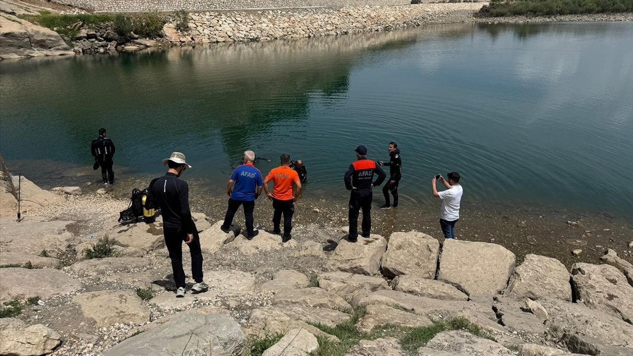Diyarbakır'da Dengesini Kaybeden Genç Batman Çayı'na Düştü