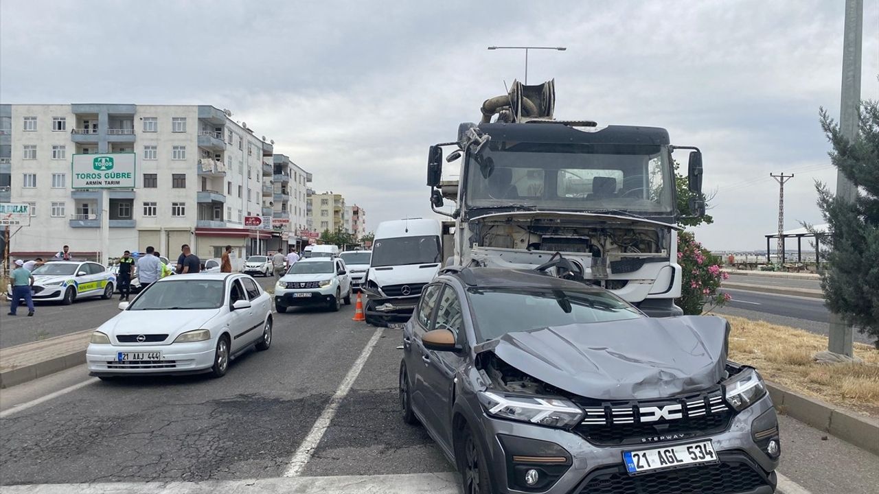 Diyarbakır'da Üç Araç Birbirine Girdi: 11 Yaralı