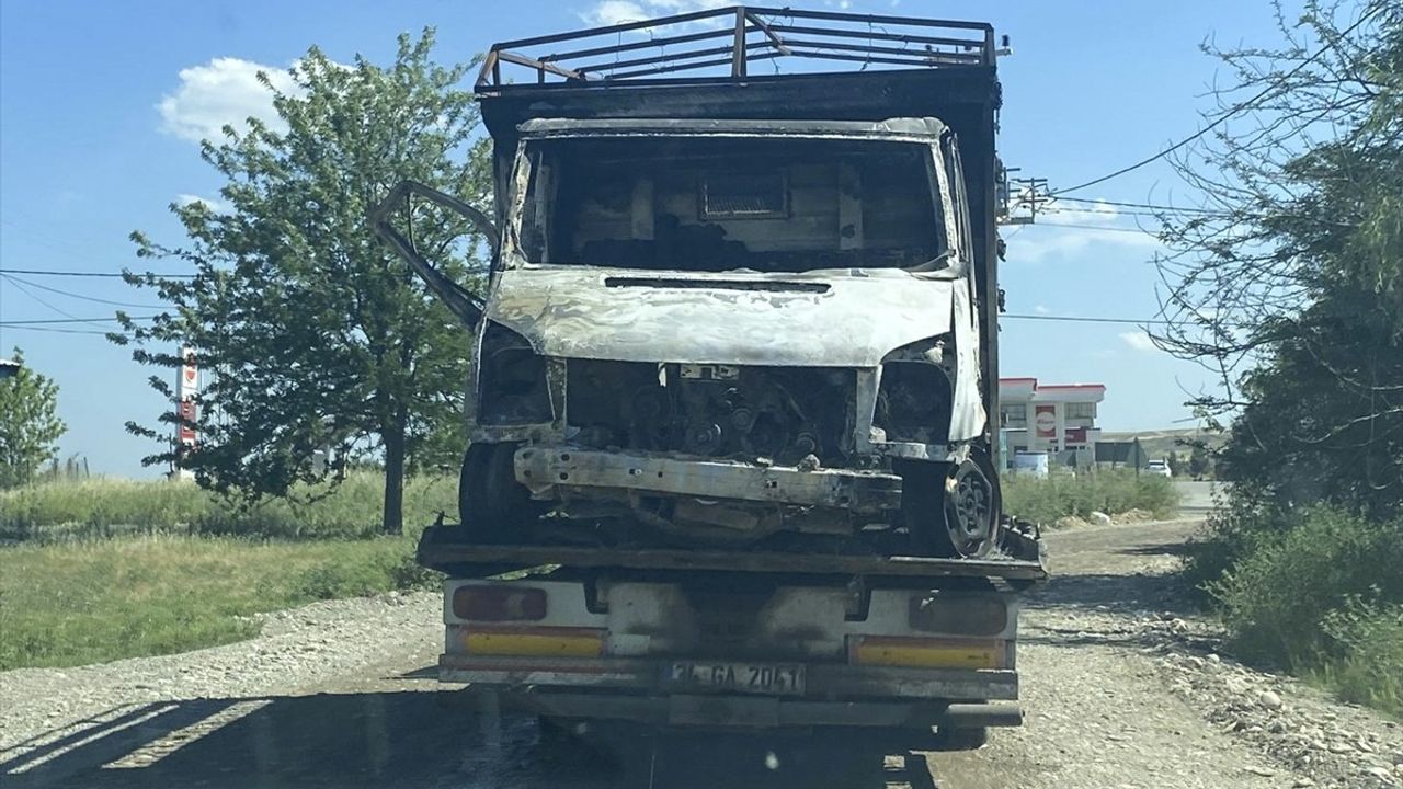Diyarbakır'da Yanmış Kamyonette Baba ve Oğulun Cesetleri Bulundu