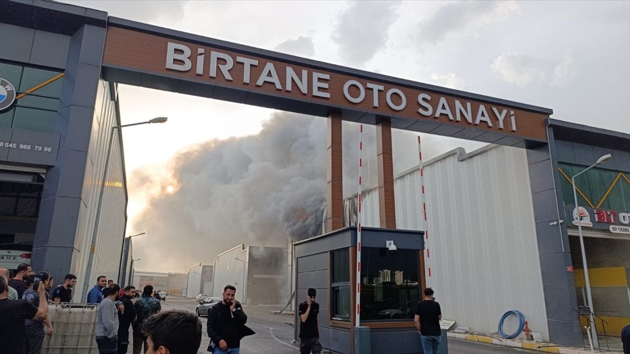 Diyarbakır'daki Kimyasal Depoda Yangın: İtfaiye Ekipleri Müdahalede Bulunuyor