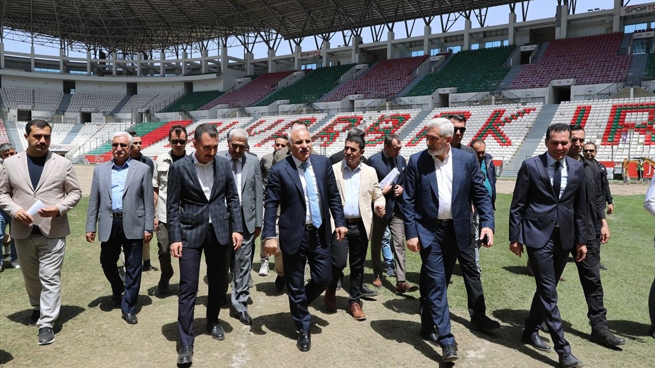 Diyarbakır Stadı'nda Zemin Yenileme Çalışmaları Devam Ediyor