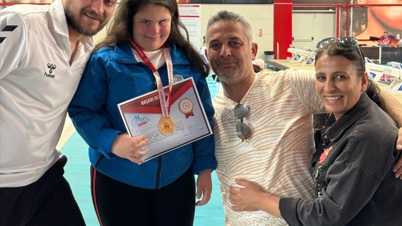 Down Sendromlu Masal Çelik, Lösemiyi Yenerek Şampiyon Yüzücü Oldu