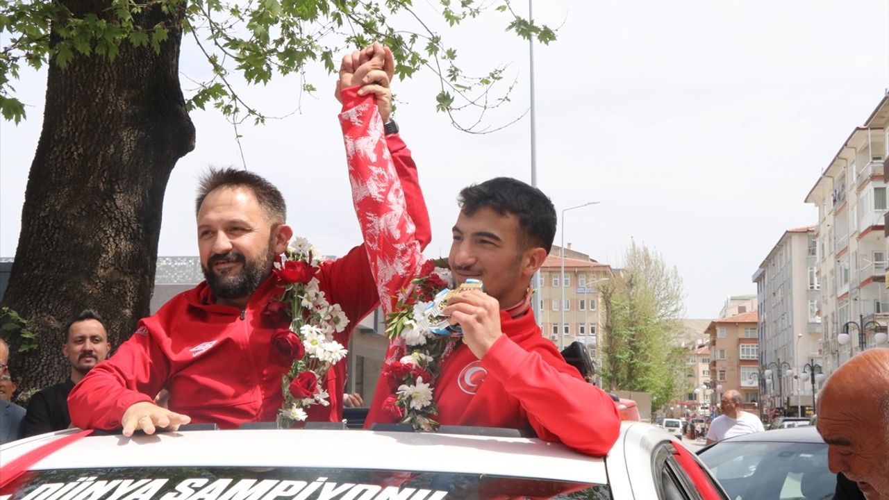 Dünya Şampiyonu Halterci Ramazan Efe Yılmaz, Çankırı'da Coşkuyla Karşılandı