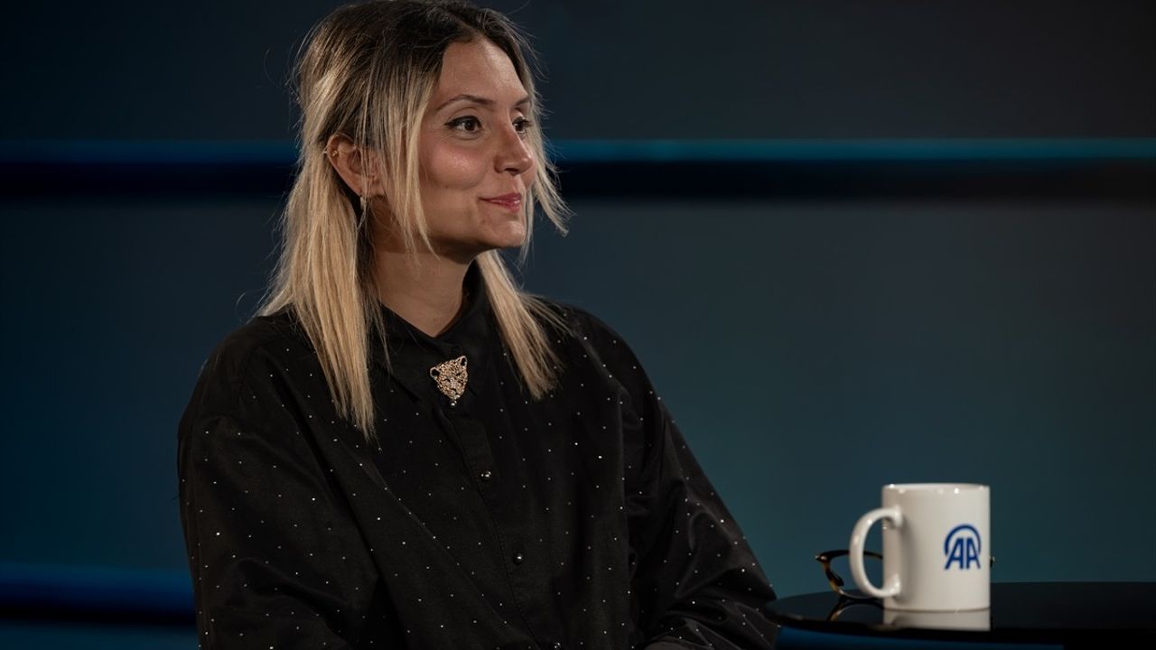 Dünyanın İlk Sağır Sunuculu Kültür-Sanat Programı Türkiye'de Yayınlanmaya Başladı