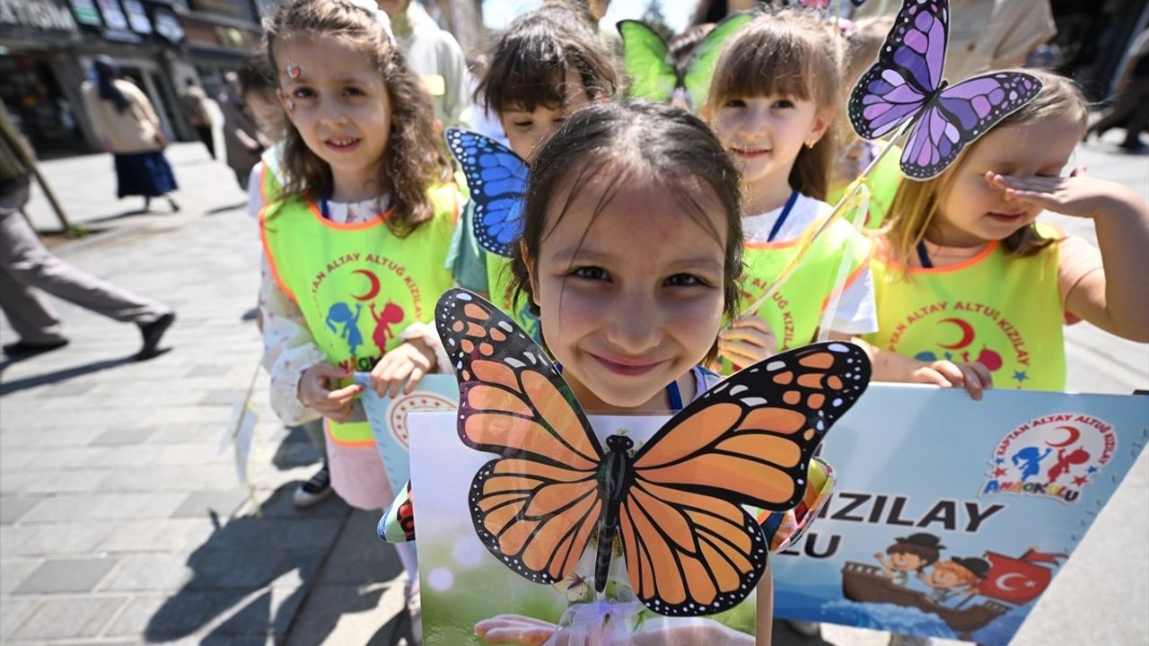 Düzce'de Anaokulu Öğrencileri Atık Malzemelerle Tasarladıkları Kıyafetleri Sergiledi