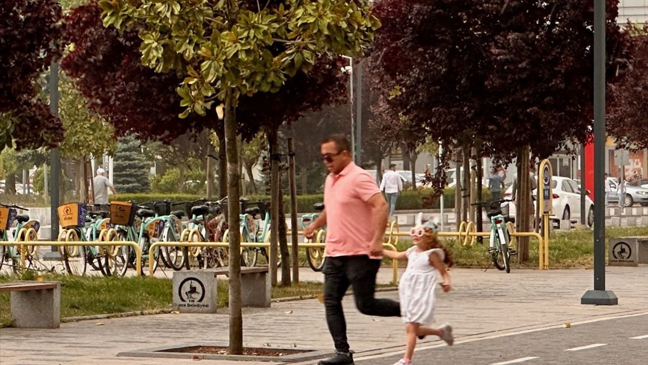 Düzce'de Aniden Bastıran Yağış, Vatandaşları Zor Durumda Bıraktı