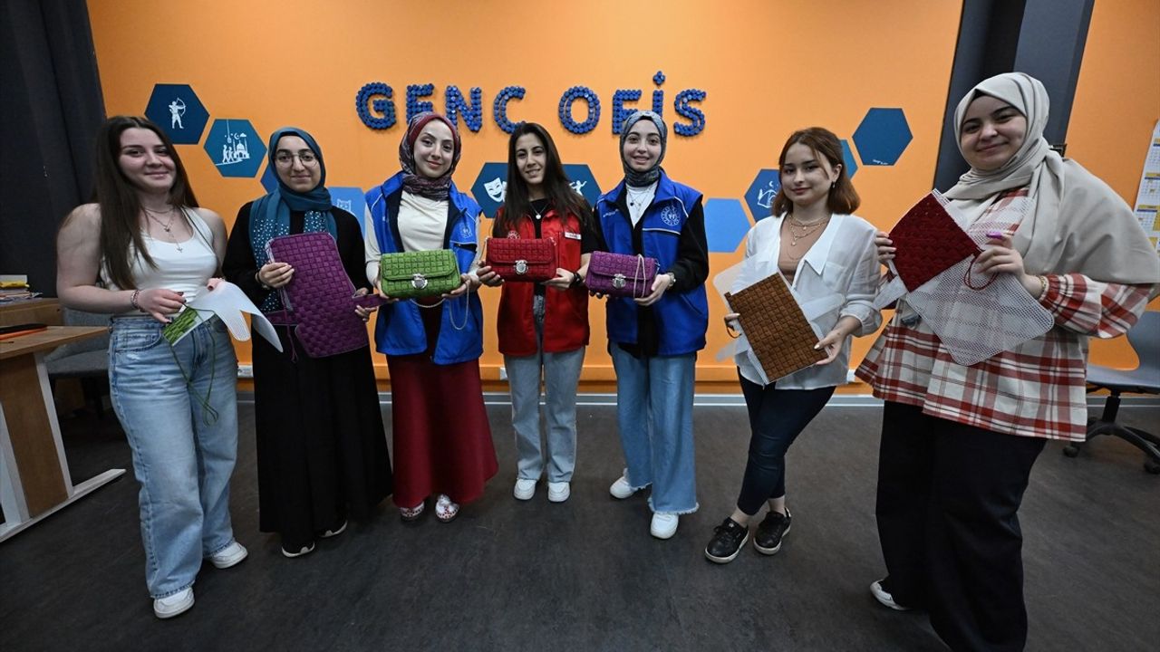 Düzce'de Gençlerin Şehit Annelerine Sevgisi: 'Çantamda Sevgi Var' Projesi