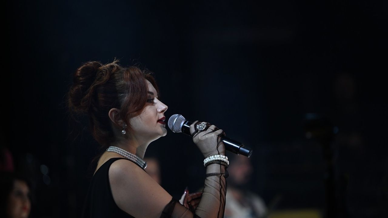 Düzce'de Öğretmen Korosundan 80'ler ve 90'lar Konseri