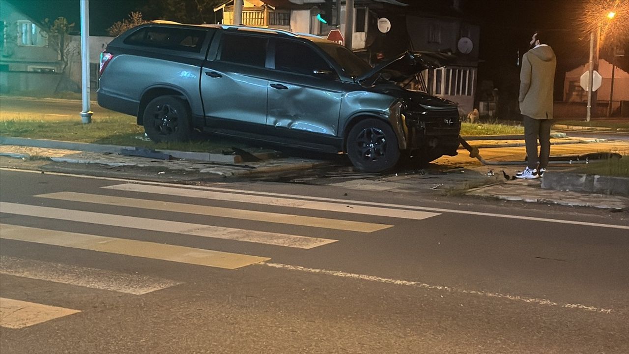 Düzce'de Pikap ile Otomobil Çarpıştı, 2 Kişi Yaralandı