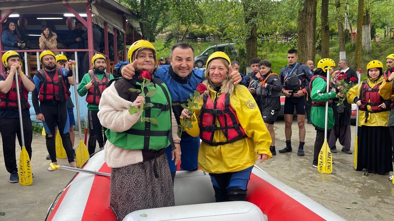 Düzce'de Rafting Tutanı Annelerin Günü Kutlandı