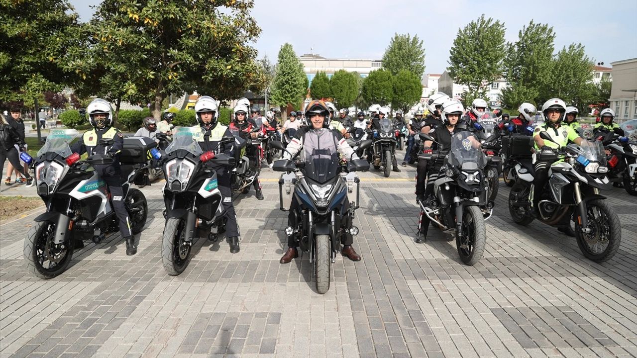 Düzce Valisi Selçuk Aslan, Motosiklet Güvenliğine Dikkat Çekmek İçin Kaskla Sürüş Yaptı