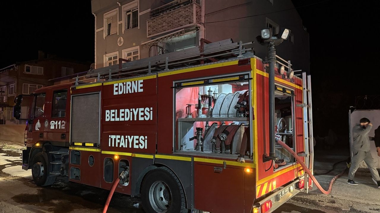 Edirne'de Çıkan Yangında Üç Ev Zarar Gördü