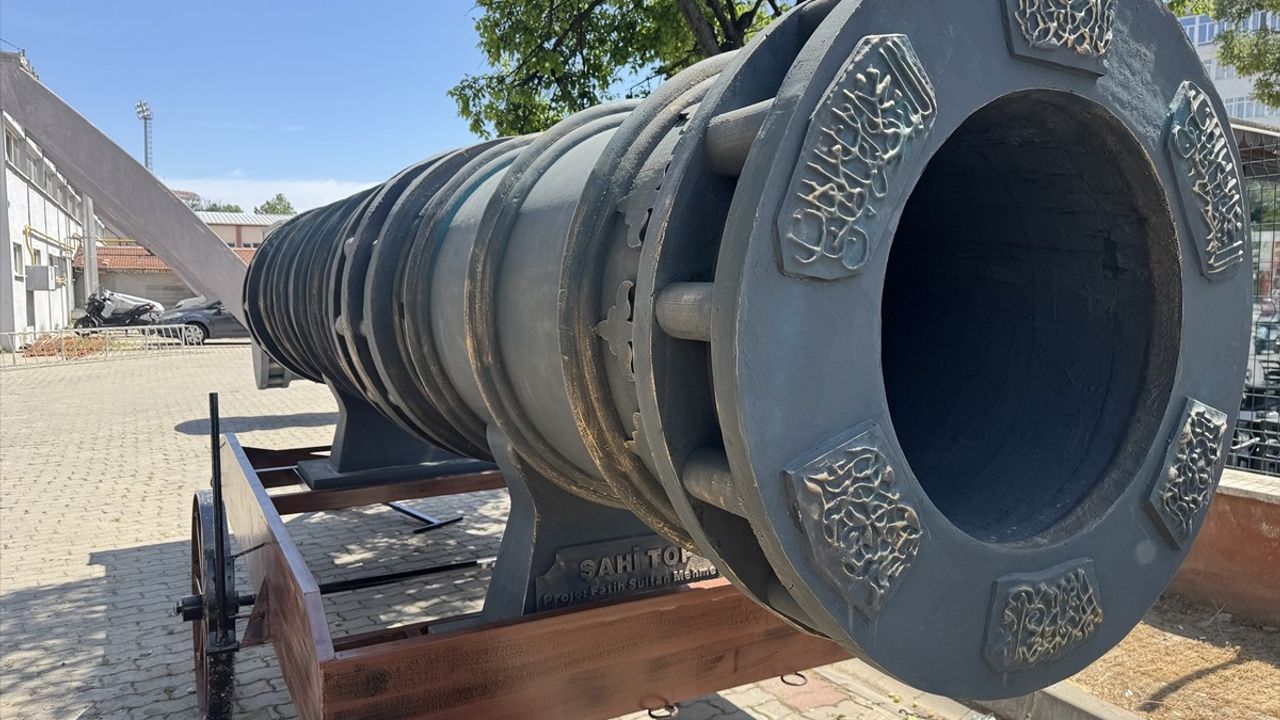 Edirne'de İstanbul'un Fethi Kutlamalarında Şahi Toplarının Canlandırılması