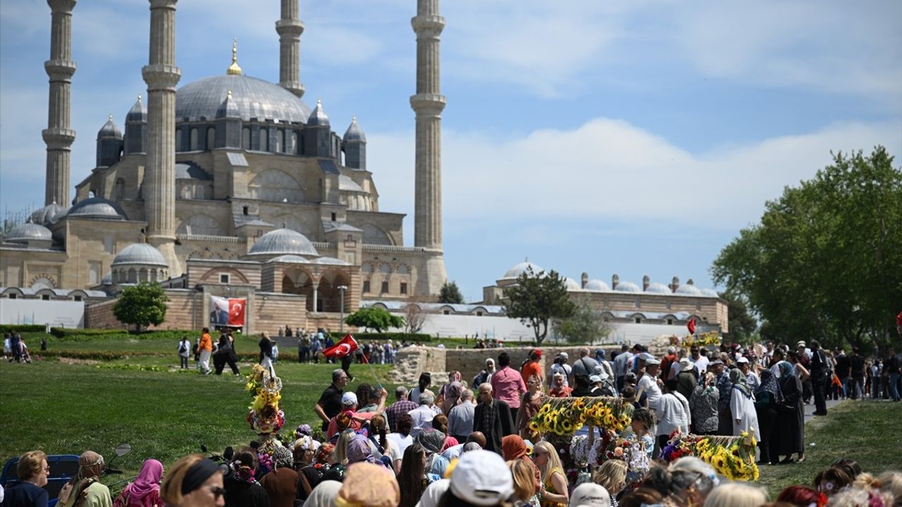 Edirne'de Kakava-Hıdırellez Şenlikleri Coşkulu Bir Şekilde Devam Ediyor