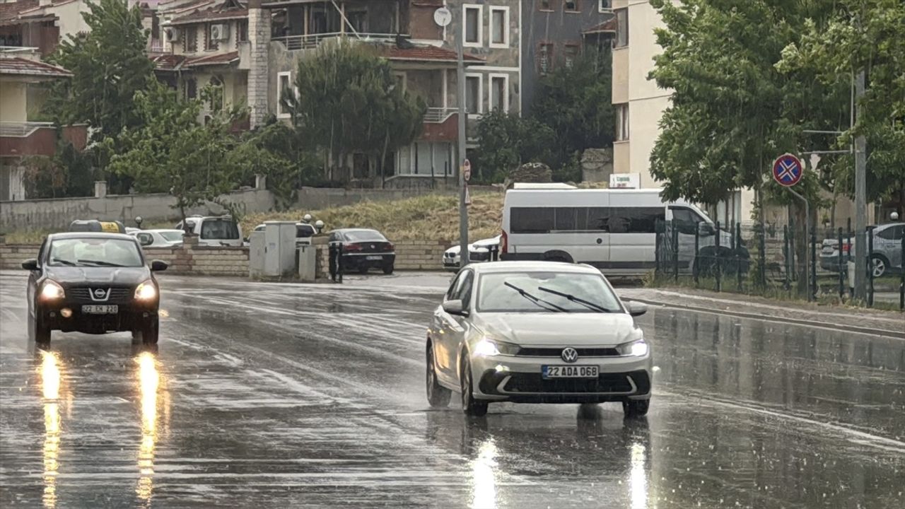 Edirne'de Sağanak Yağış Hayatı Olumsuz Etkiledi