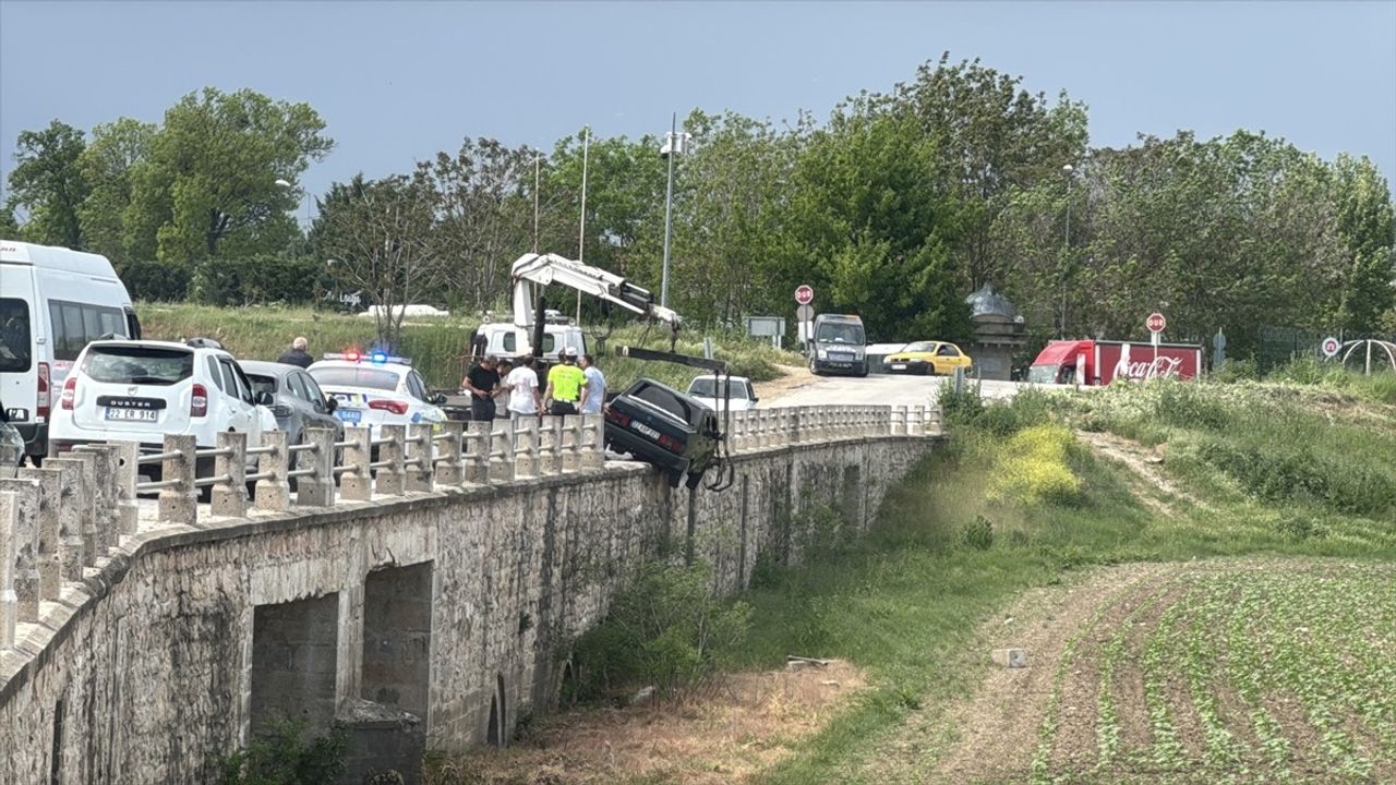 Edirne'de Tarihi Köprüde Trafik Kazası: Sürücü Yaralandı