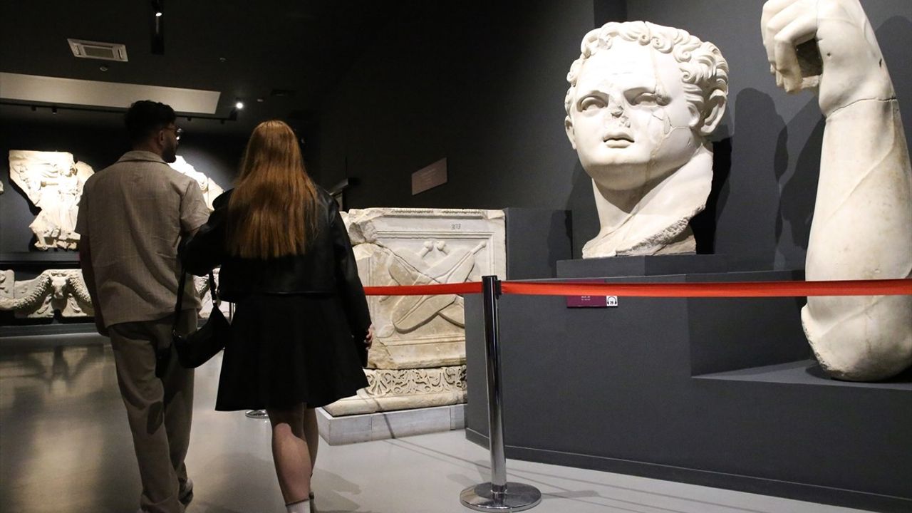 Efes Müzesi, 3500 Yıllık Tarihi Zenginlikleriyle Ziyaretçilerini Bekliyor