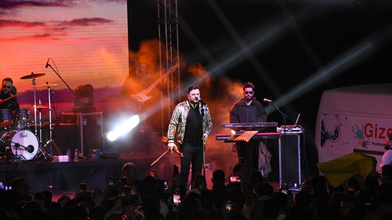 Ekin Uzunlar, Afyonkarahisar'daki Yaşayan Miras Festivali'nde Konser Verdi