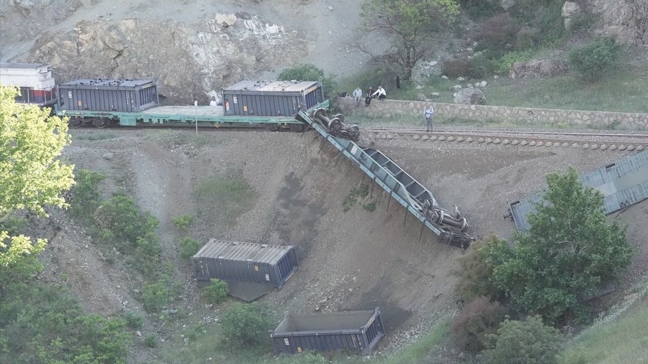 Elazığ'da Yük Treni Kazası: 5 Vagon Raydan Çıktı