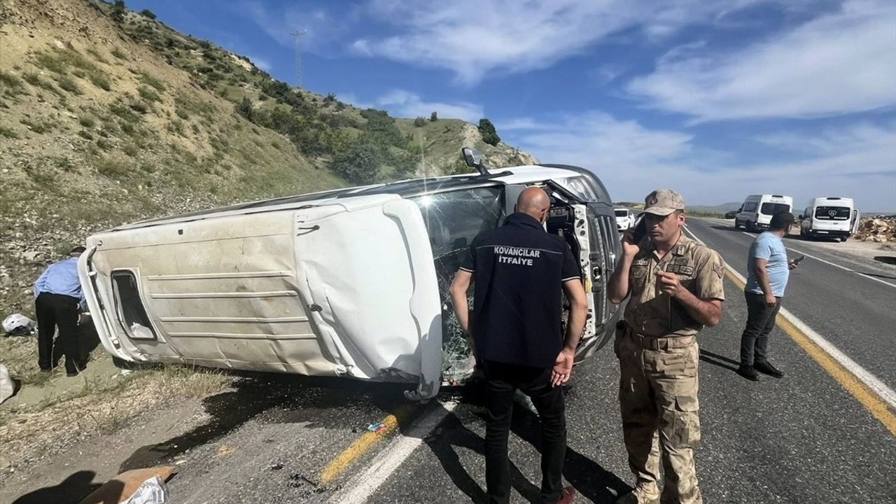 Elazığ Palu'da Minibüs Devrildi: 7 Yaralı