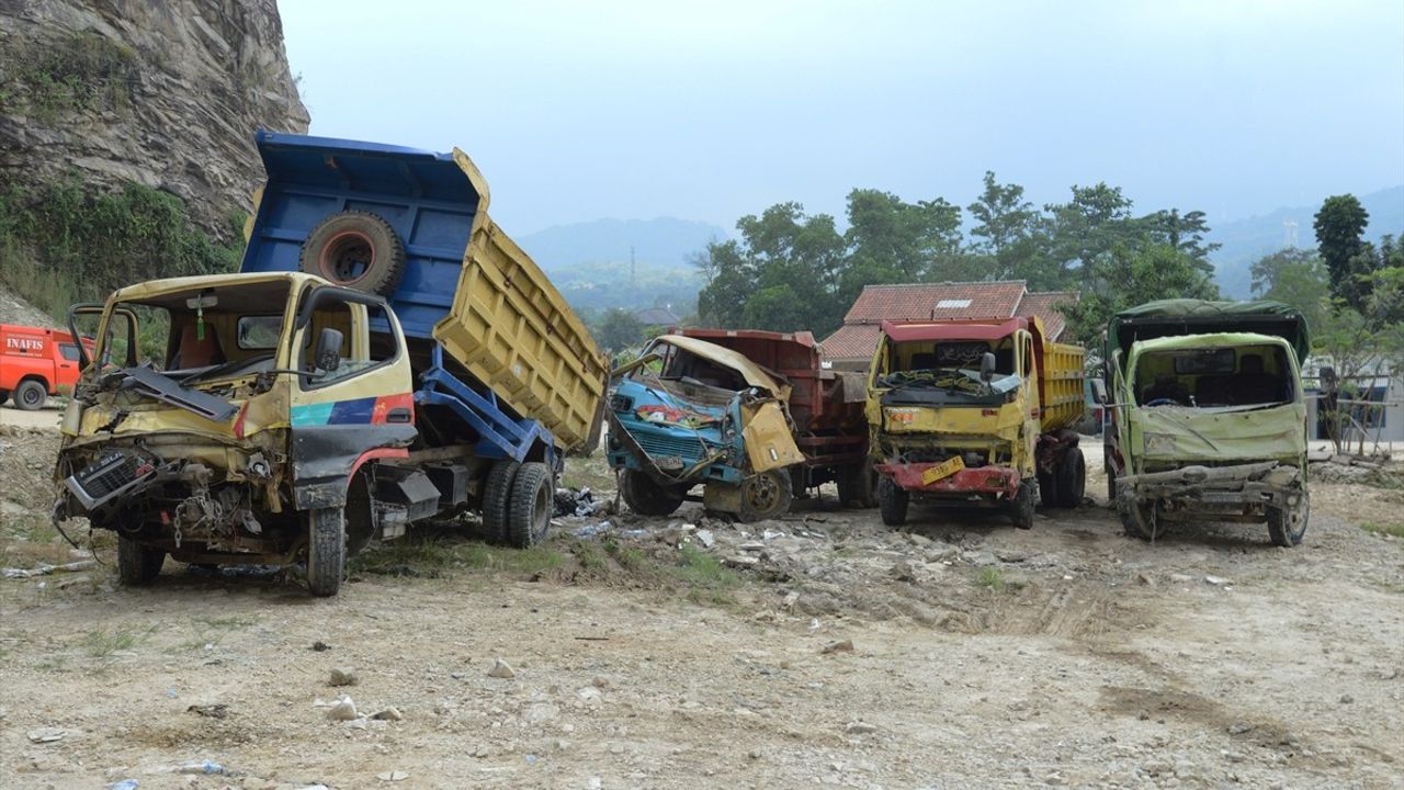 Endonezya'da Taş Ocağı Çöktü: 14 Kişi Hayatını Kaybetti
