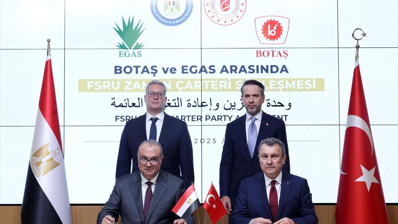 Enerji Bakanı Bayraktar, BOTAŞ'ın İlk Yurt Dışı FSRU Görevini Duyurdu