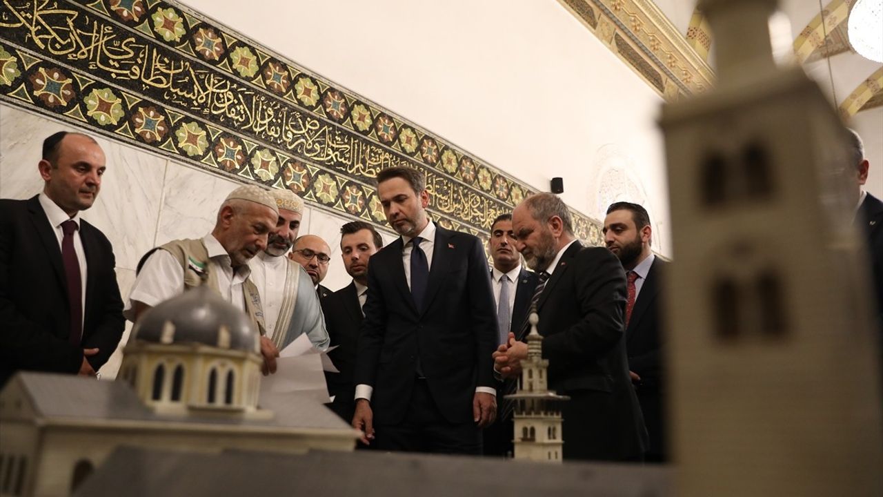 Enerji ve Tabii Kaynaklar Bakanı Alparslan Bayraktar, Emevi Camisi'ni Ziyaret Etti
