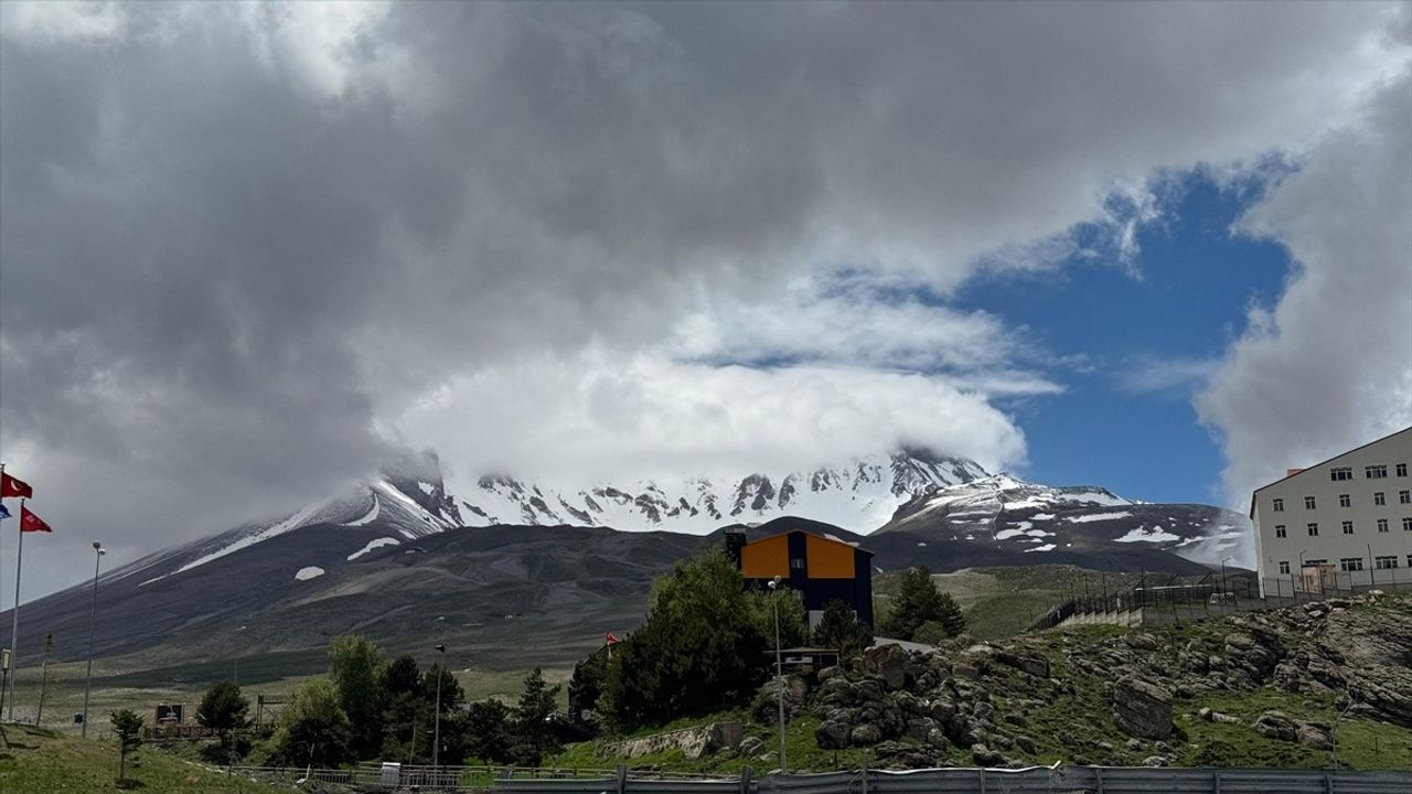 Erciyes Dağı'nın Zirvesinde Mayıs Ayında Kar Yağışı Gerçekleşti