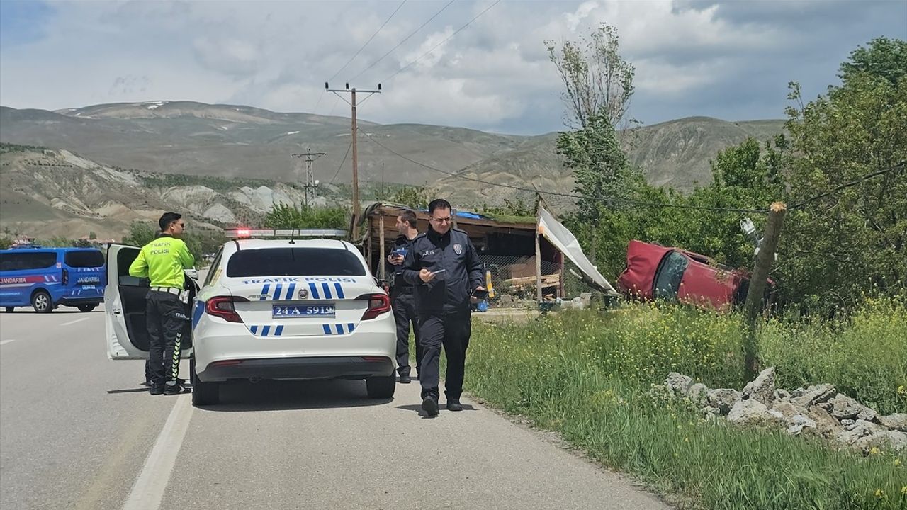 Erzincan'da Elektrik Direğine Çarpan Otomobil Devrildi: Sürücü Ağır Yaralı