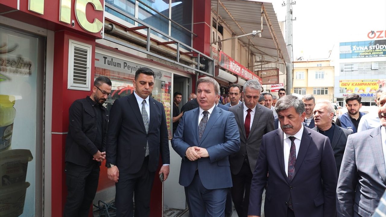 Erzincan Valisi Aydoğdu, Yangında Zarar Gören Esnafı Ziyaret Etti