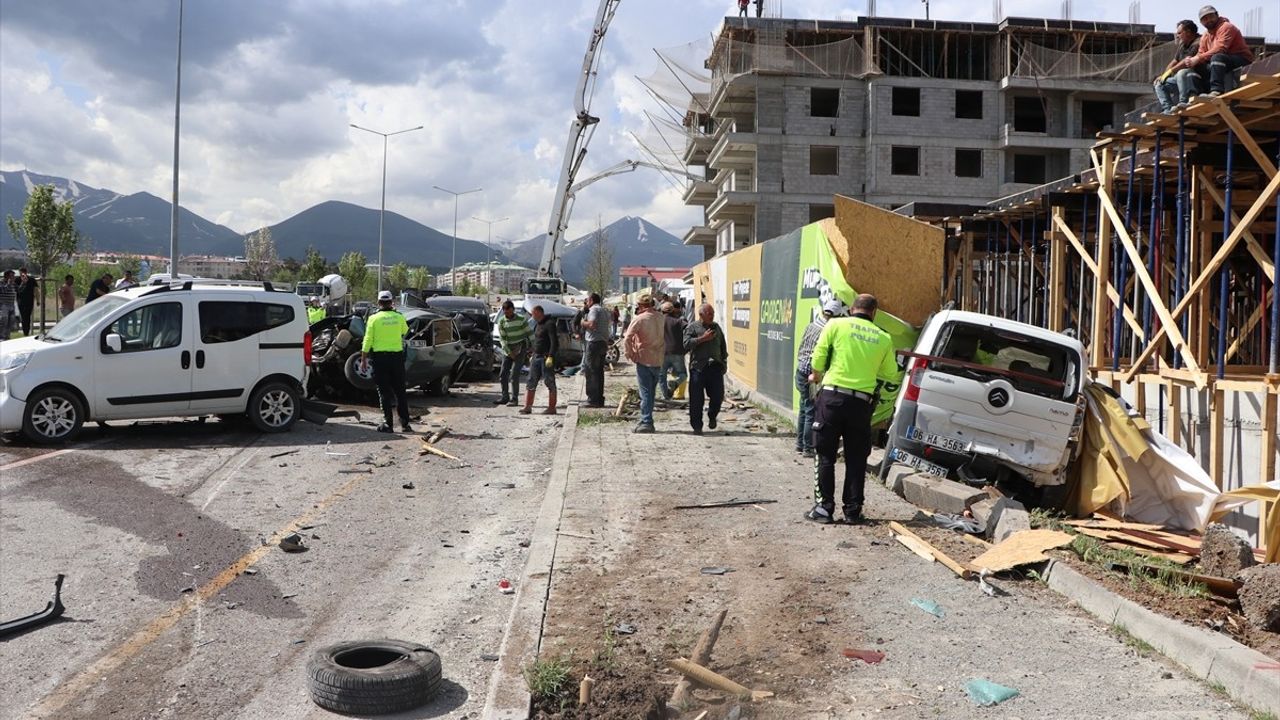 Erzurum'da Beton Mikserinin Park Halindeki Araçlara Çarpması Sonucu Sürücü Ağır Yaralandı