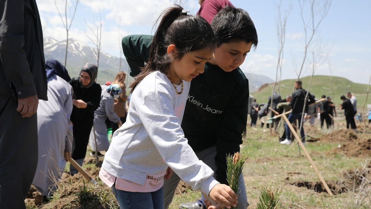 Erzurum'da Eş Zamanlı Fidan Dikim Etkinliği Düzenlendi