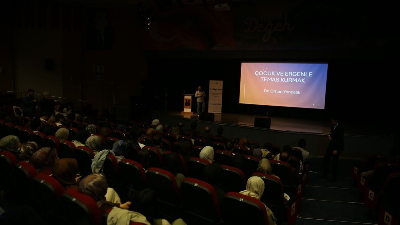 Erzurum'da 'Geleceğin Işığı: Çocuk ve Ergen' Temalı Psikoloji Zirvesi Başladı