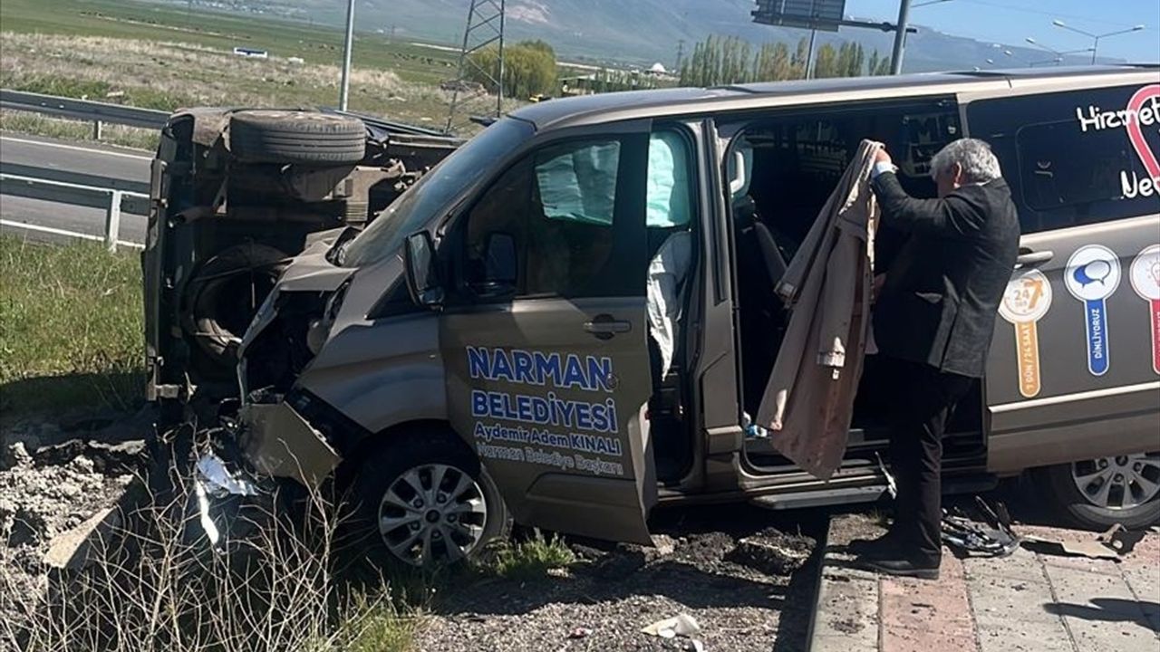 Erzurum'da Hafif Ticari Araç ile Panelvan Çarpıştı: 7 Yaralı