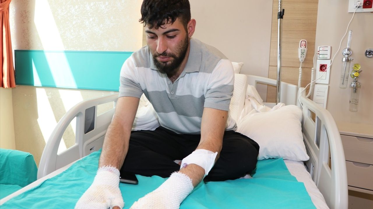 Erzurum'da Hararet Yapan Otomobile Müdahale Eden Teknisyen Yanık Tedavisi Görüyor