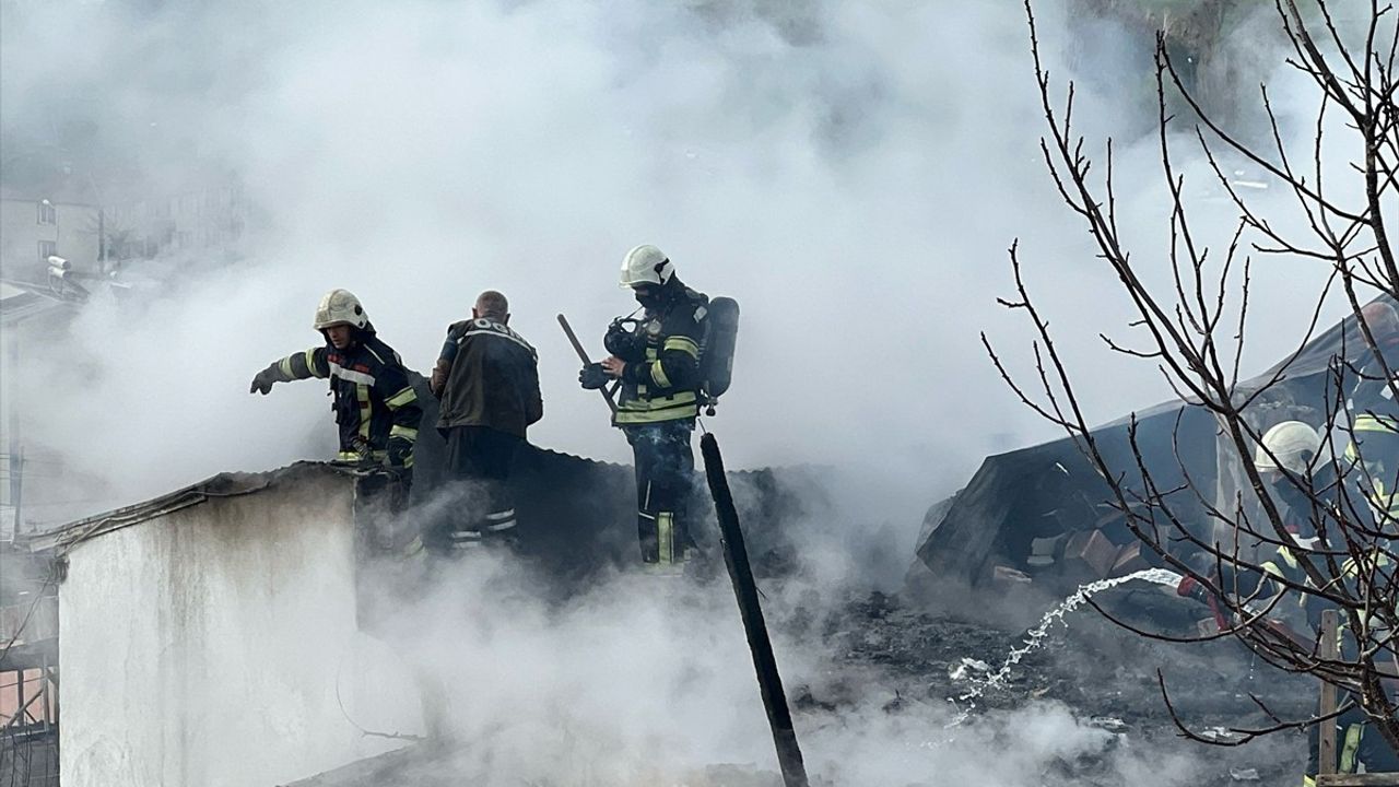 Erzurum'da Müstakil Evde Çatıda Yangın Çıktı