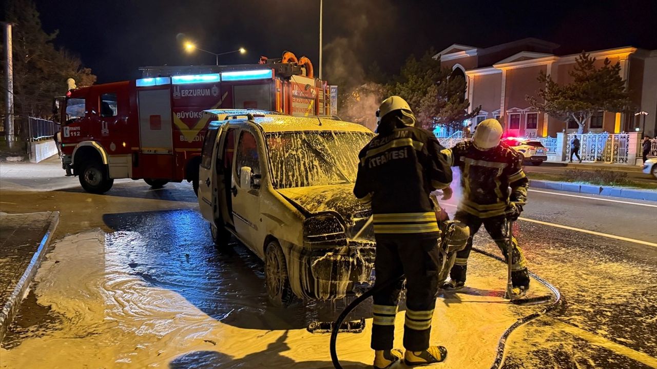 Erzurum'da Seyir Halindeki Hafif Ticari Araçta Yangın Çıktı