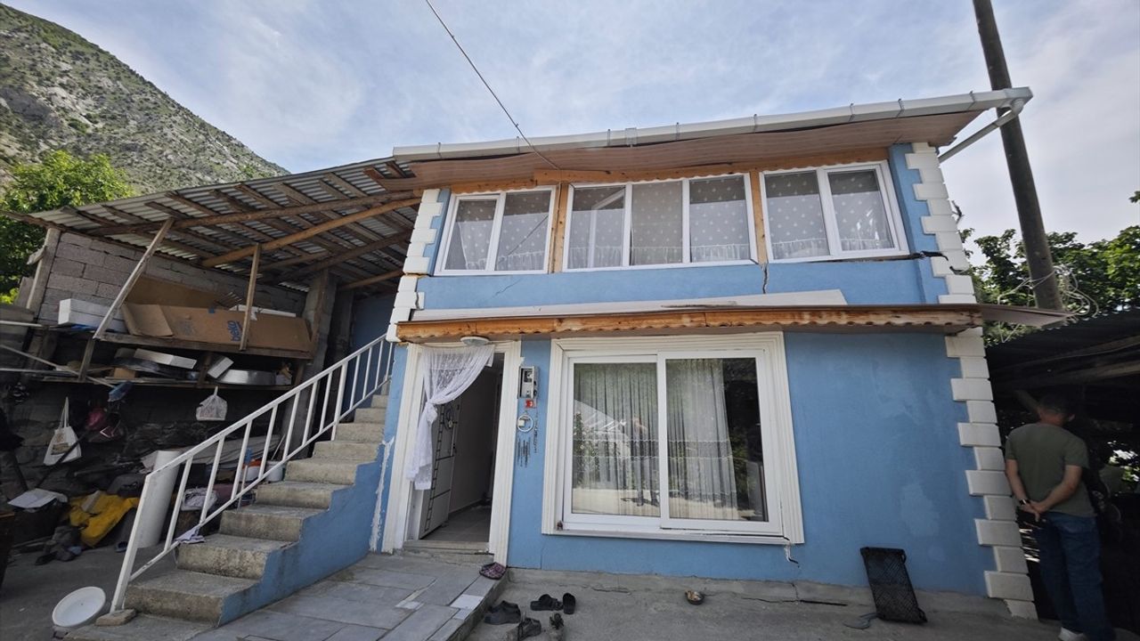 Erzurum'da Toprak Kayması Sonucu 38 Ev Tahliye Edildi